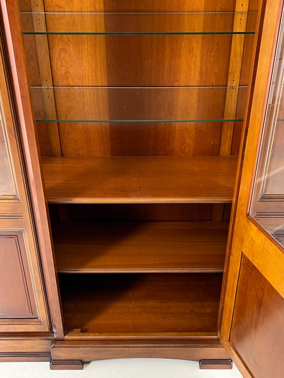 DN0436-bufetai-6 Klasikinio stiliaus raudonmedžio bufetas 48x150x205 cm