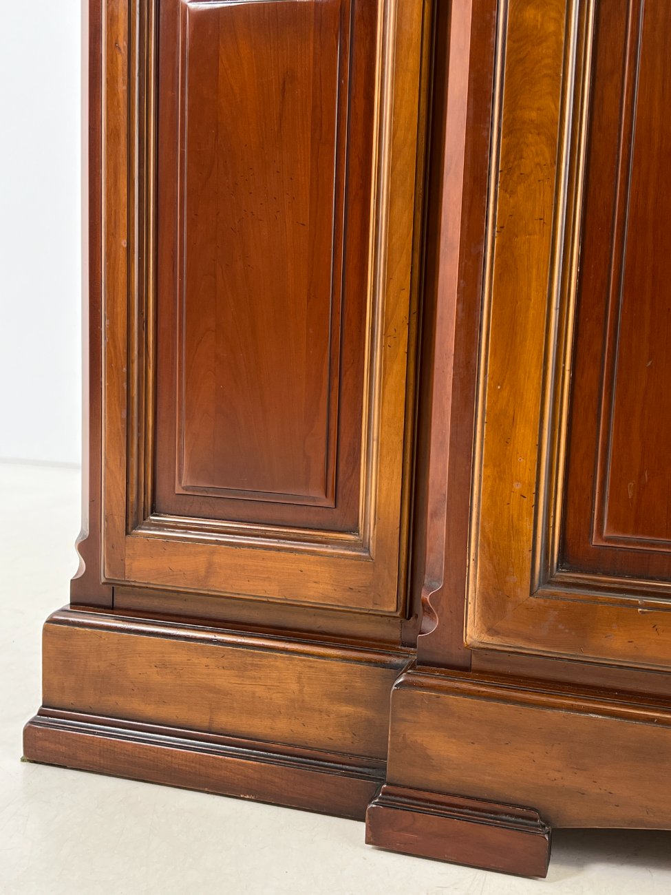 DN0436-bufetai-8 Klasikinio stiliaus raudonmedžio bufetas 48x150x205 cm