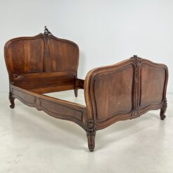 Prabangus drožinėtas riešutmedžio lovos rėmas 216x151x149 cm