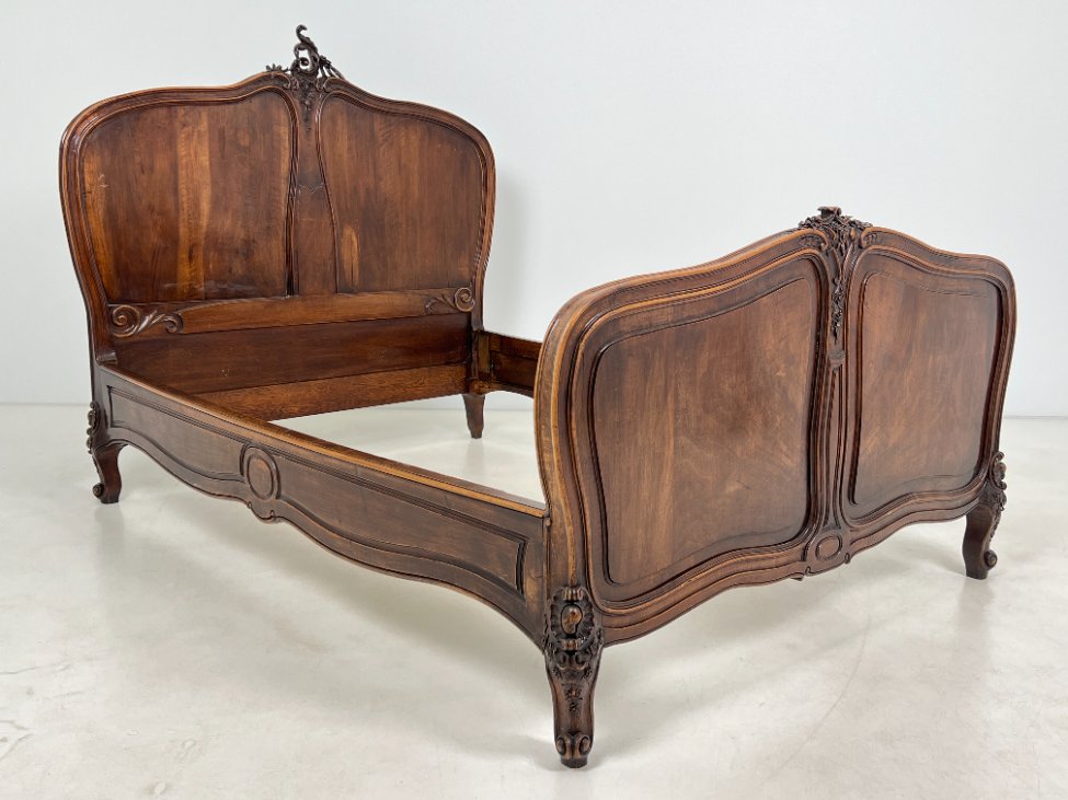 DN0439-lovos-2 Prabangus drožinėtas riešutmedžio lovos rėmas 216x151x149 cm