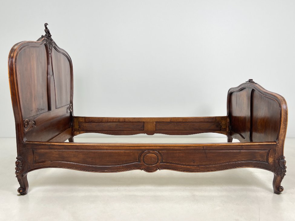 DN0439-lovos-3 Prabangus drožinėtas riešutmedžio lovos rėmas 216x151x149 cm