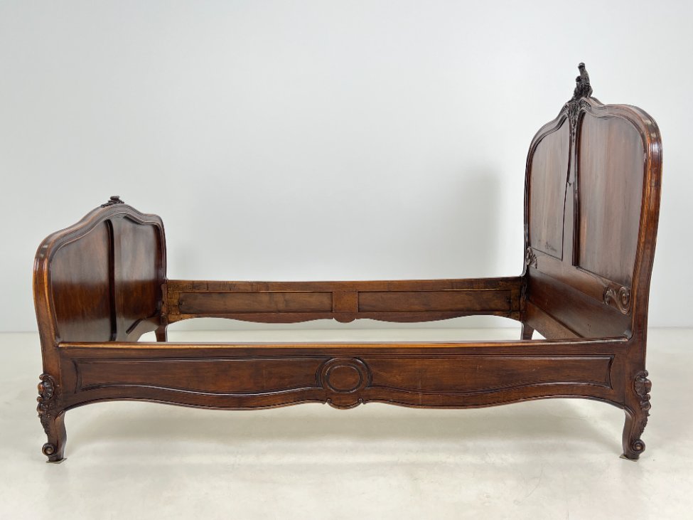 DN0439-lovos-4 Prabangus drožinėtas riešutmedžio lovos rėmas 216x151x149 cm