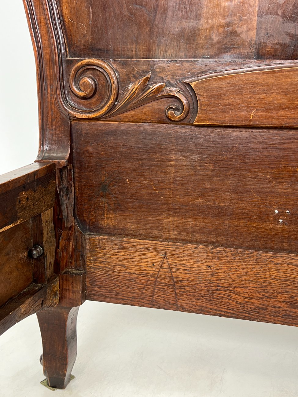 DN0439-lovos-7 Prabangus drožinėtas riešutmedžio lovos rėmas 216x151x149 cm