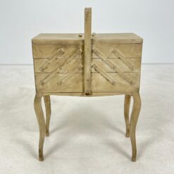 Medinė siuvinėjimo reikmenų spintelė 29x56x78,5 cm