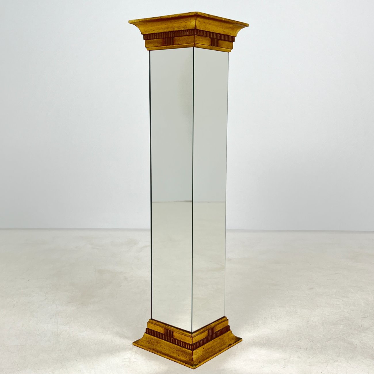 DP0002-kolonos-0 Veidrodinė kolona su aukso spalvos detalėmis 30,5×30,5×120,5 cm