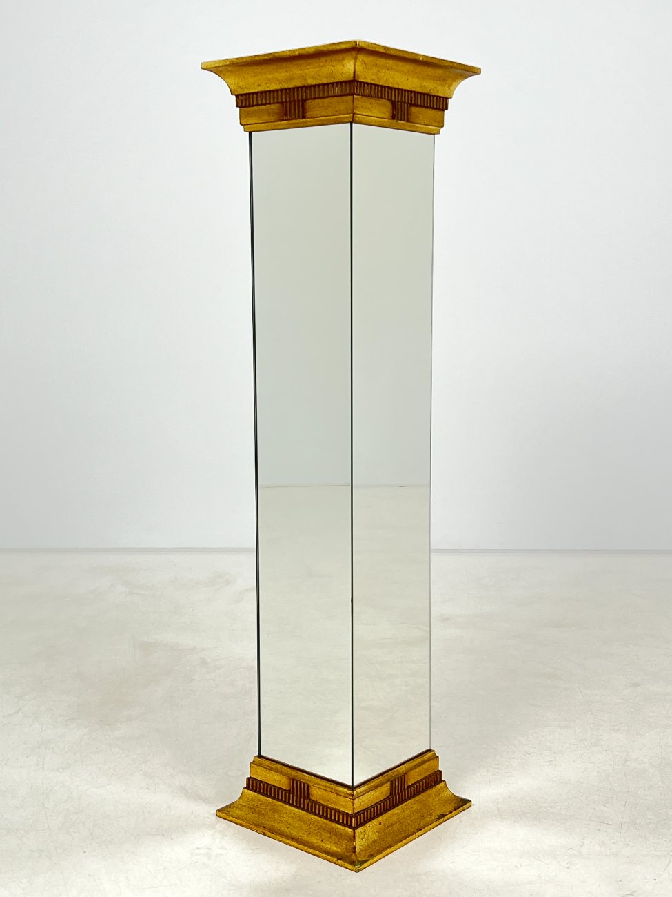 DP0002-kolonos-1 Veidrodinė kolona su aukso spalvos detalėmis 30,5×30,5×120,5 cm