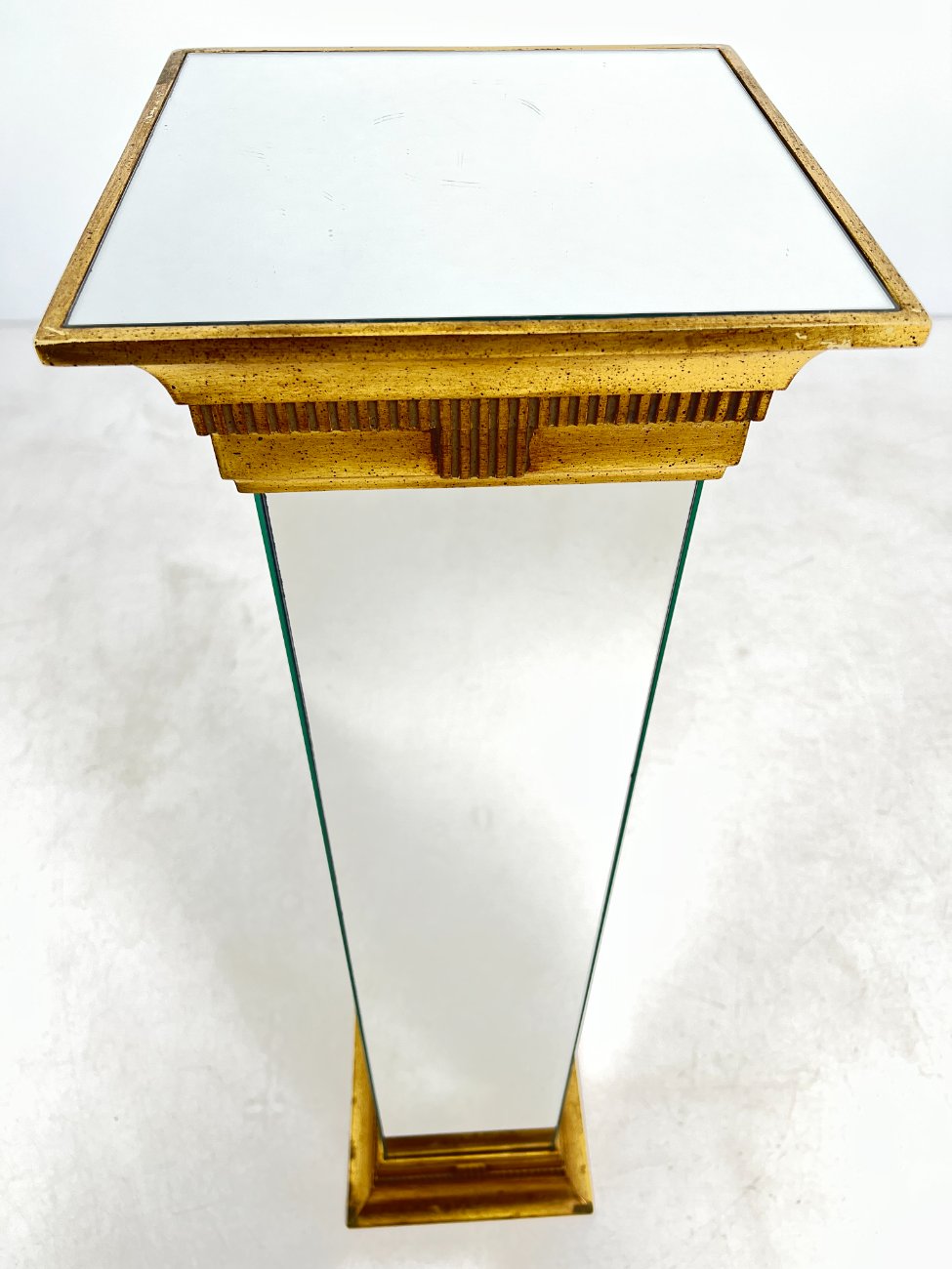 DP0002-kolonos-5 Veidrodinė kolona su aukso spalvos detalėmis 30,5×30,5×120,5 cm