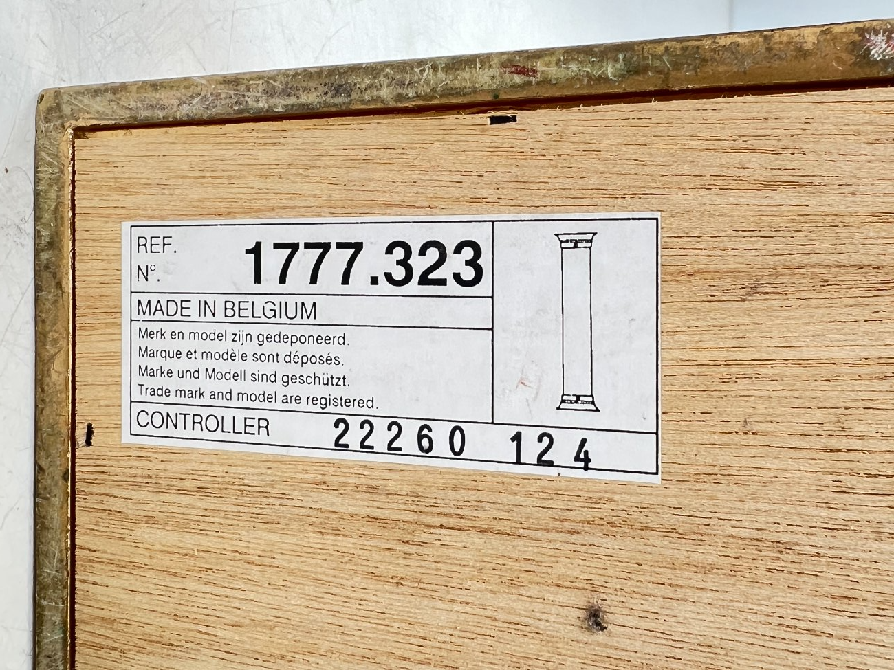 DP0002-kolonos-8 Veidrodinė kolona su aukso spalvos detalėmis 30,5×30,5×120,5 cm