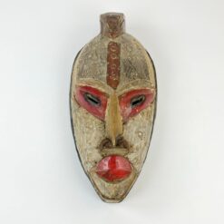 Pakabinama medinė afrikietiška kaukė su metalo apkaustais 11x20x42 cm