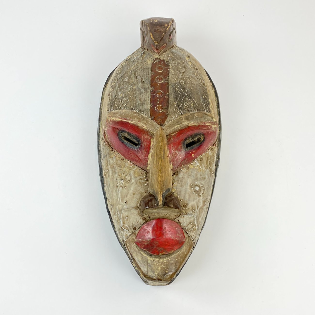 DP0011-kitokios-skulpturos-0 Pakabinama medinė afrikietiška kaukė su metalo apkaustais 11x20x42 cm