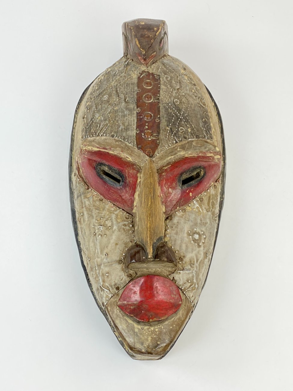 DP0011-kitokios-skulpturos-1 Pakabinama medinė afrikietiška kaukė su metalo apkaustais 11x20x42 cm