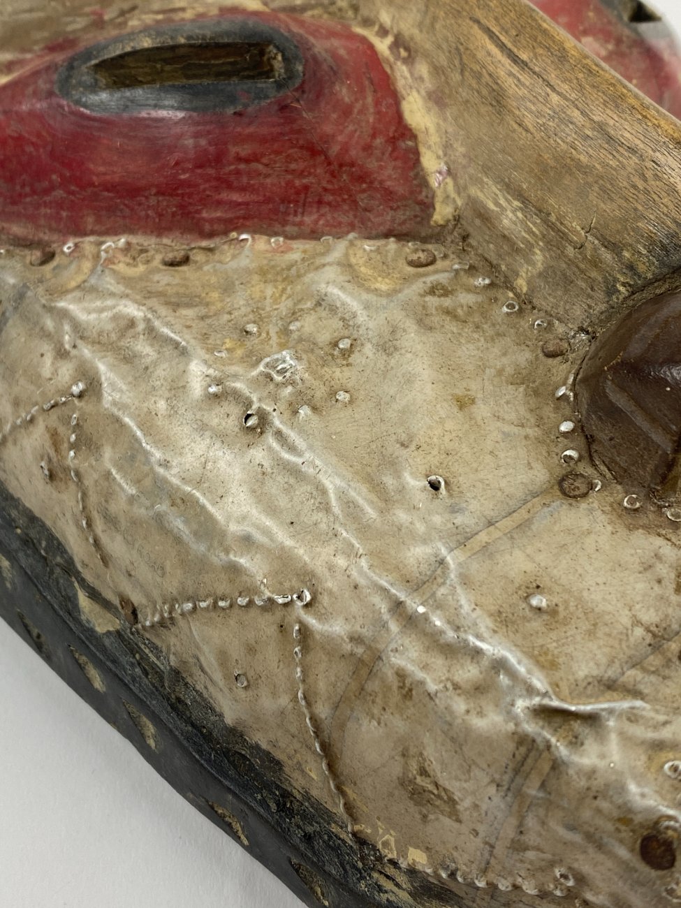 DP0011-kitokios-skulpturos-10 Pakabinama medinė afrikietiška kaukė su metalo apkaustais 11x20x42 cm