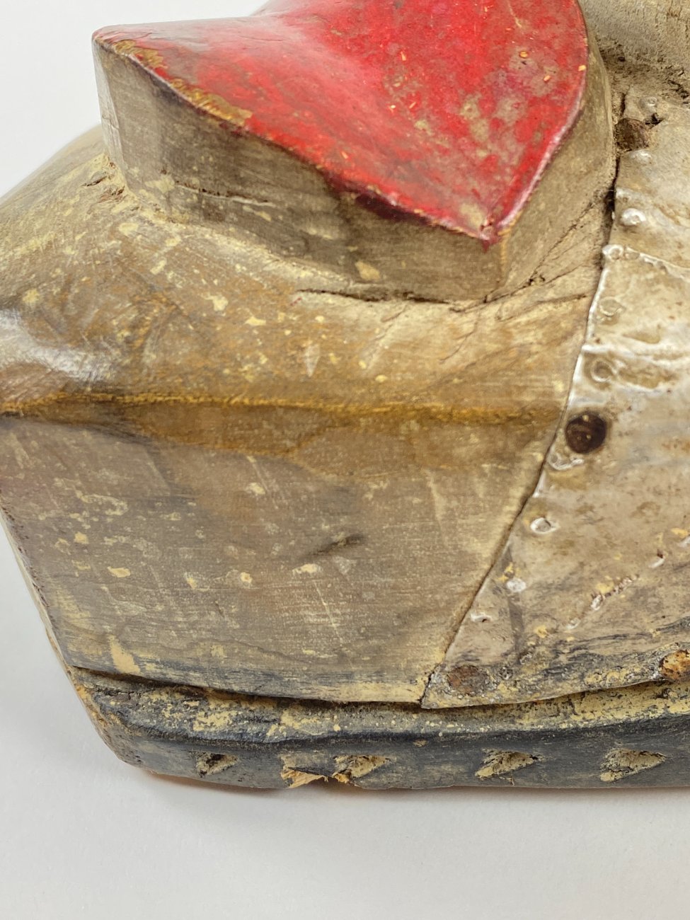 DP0011-kitokios-skulpturos-11 Pakabinama medinė afrikietiška kaukė su metalo apkaustais 11x20x42 cm