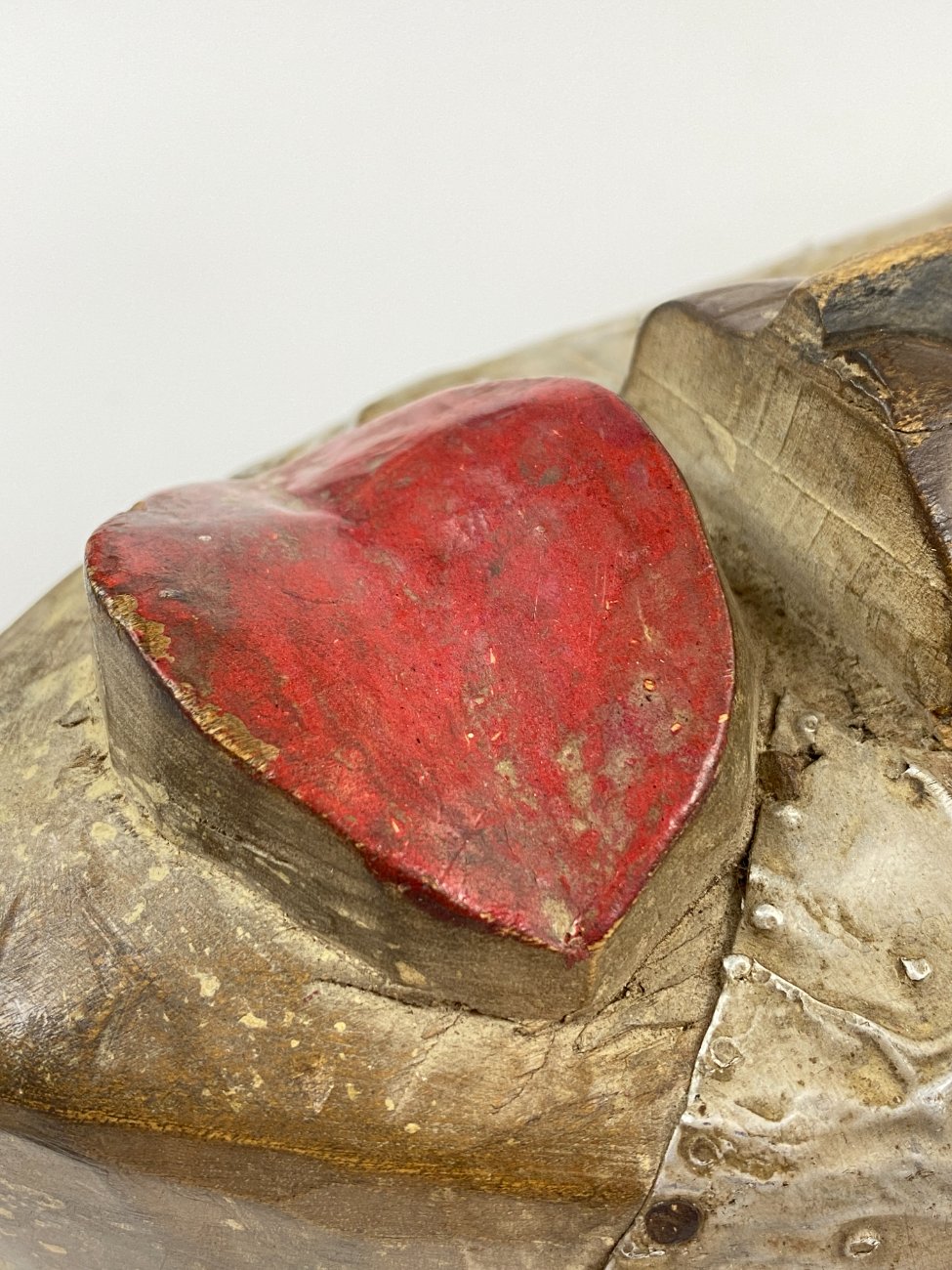 DP0011-kitokios-skulpturos-12 Pakabinama medinė afrikietiška kaukė su metalo apkaustais 11x20x42 cm