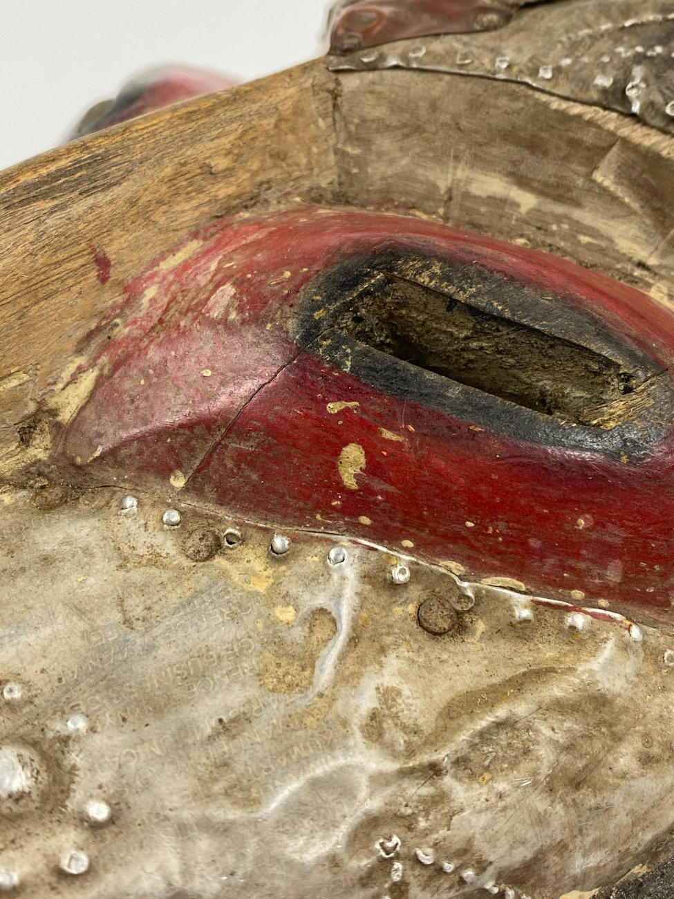 DP0011-kitokios-skulpturos-13 Pakabinama medinė afrikietiška kaukė su metalo apkaustais 11x20x42 cm