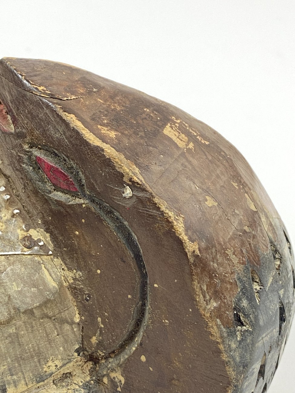 DP0011-kitokios-skulpturos-14 Pakabinama medinė afrikietiška kaukė su metalo apkaustais 11x20x42 cm