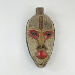 Pakabinama medinė afrikietiška kaukė su metalo apkaustais 11x20x42 cm