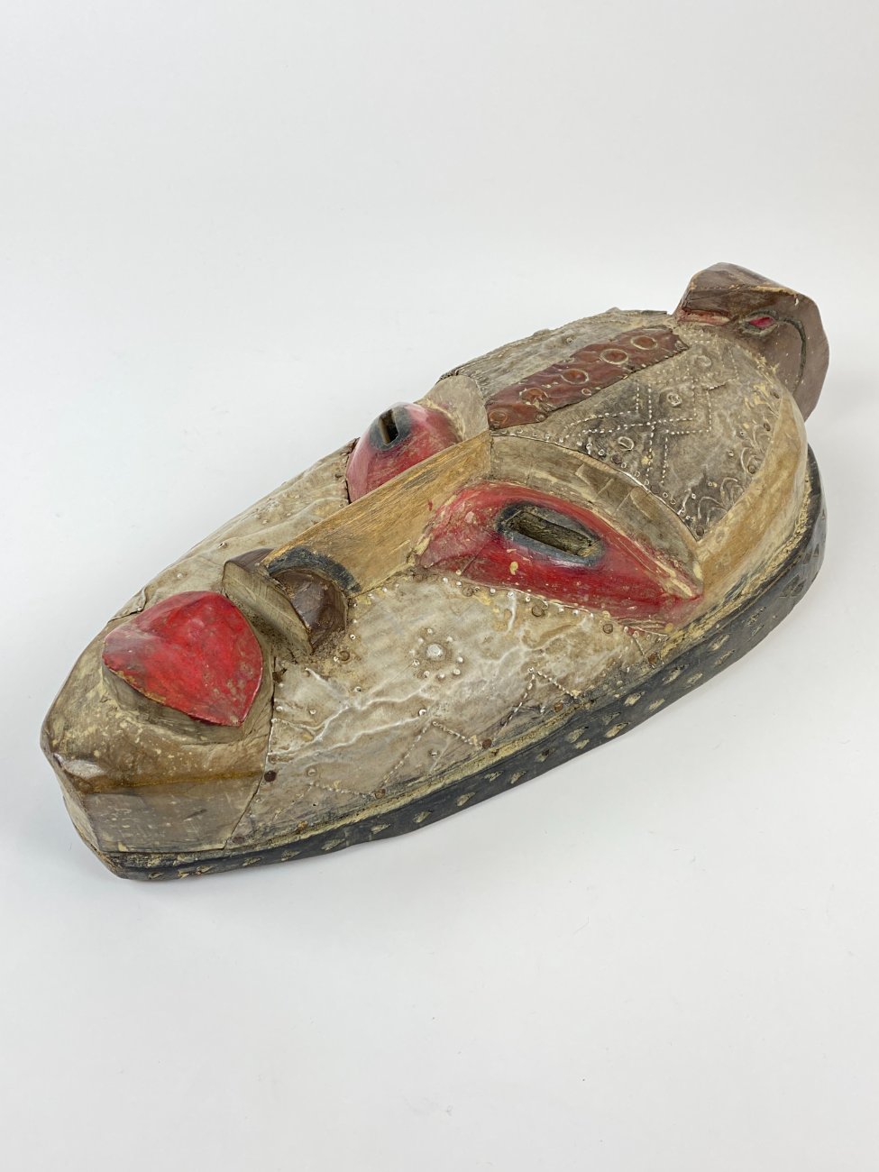 DP0011-kitokios-skulpturos-4 Pakabinama medinė afrikietiška kaukė su metalo apkaustais 11x20x42 cm