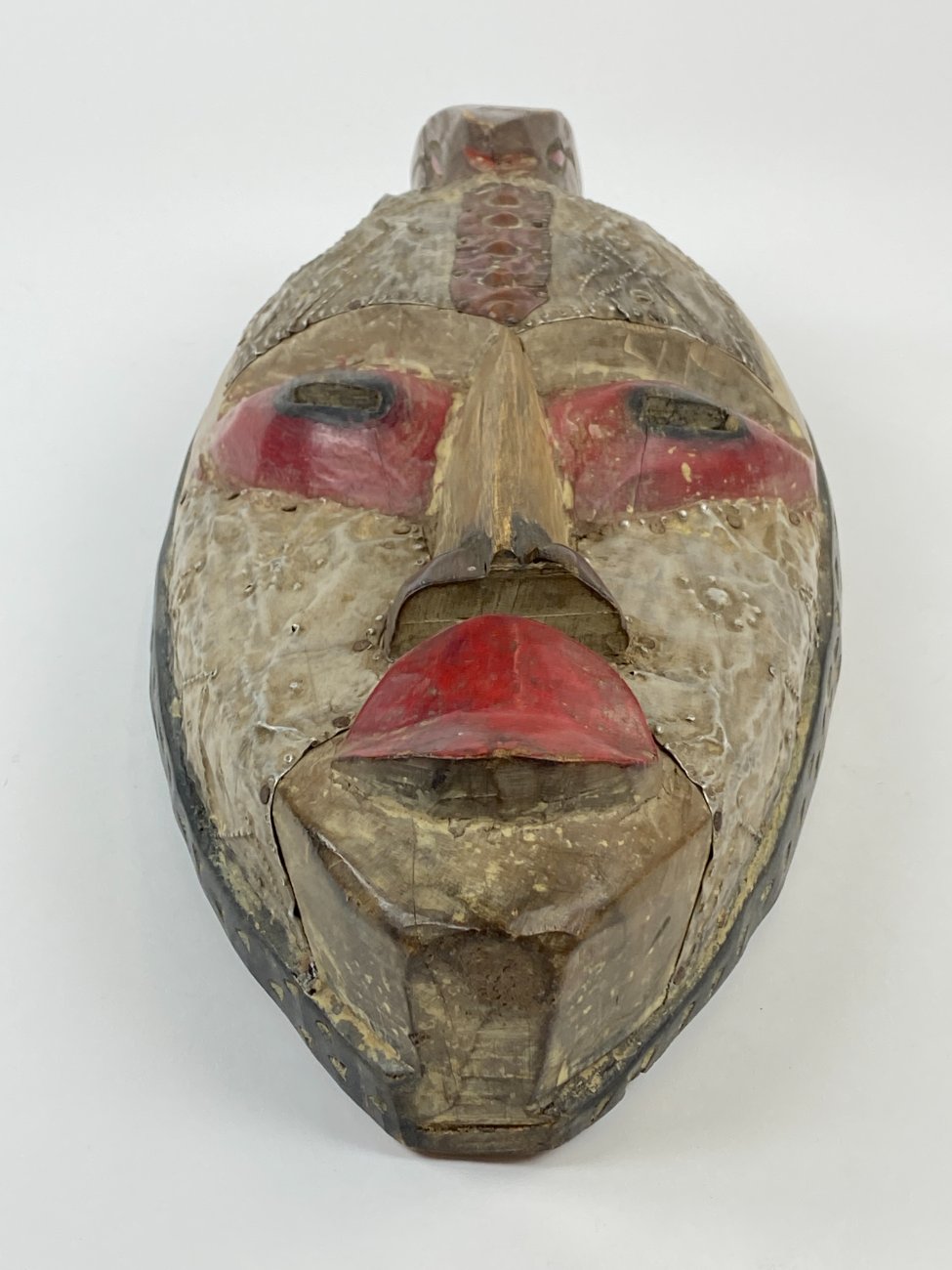 DP0011-kitokios-skulpturos-6 Pakabinama medinė afrikietiška kaukė su metalo apkaustais 11x20x42 cm