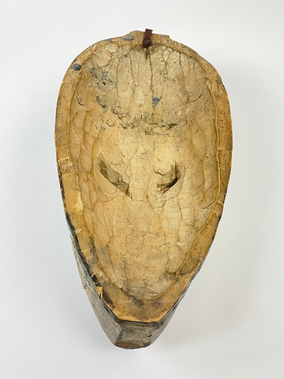 DP0011-kitokios-skulpturos-7 Pakabinama medinė afrikietiška kaukė su metalo apkaustais 11x20x42 cm