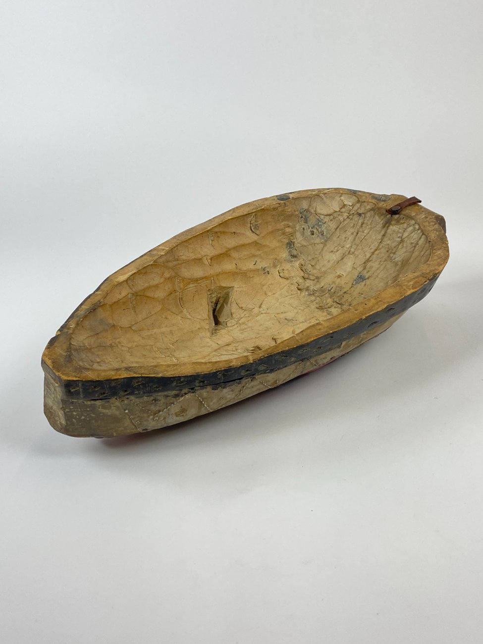 DP0011-kitokios-skulpturos-9 Pakabinama medinė afrikietiška kaukė su metalo apkaustais 11x20x42 cm