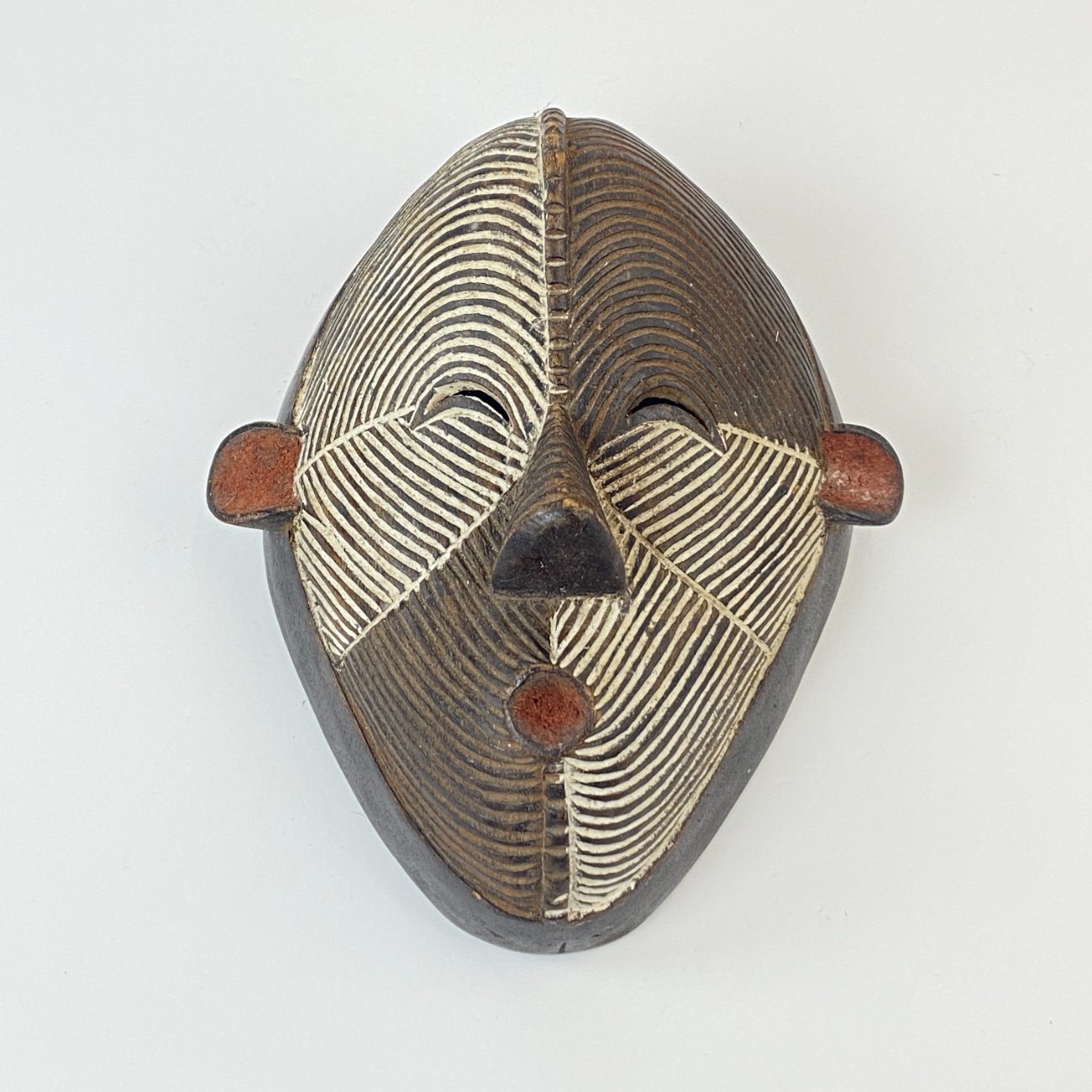 DP0015-kitokios-skulpturos-0 Pakabinama medinė afrikietiška Kongo Respublikos Kifwebe kaukė 12x24x29 cm