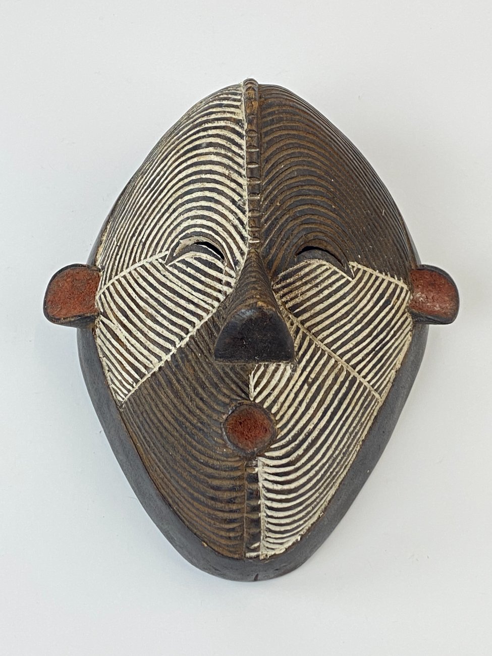 DP0015-kitokios-skulpturos-1 Pakabinama medinė afrikietiška Kongo Respublikos Kifwebe kaukė 12x24x29 cm