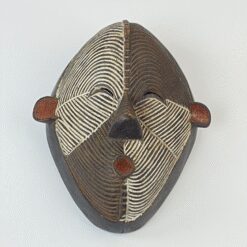 Pakabinama medinė afrikietiška Kongo Respublikos Kifwebe kaukė 12x24x29 cm