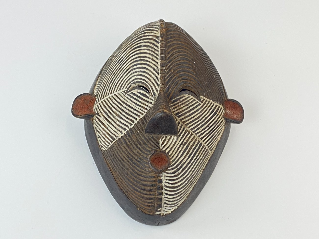 DP0015-kitokios-skulpturos-2 Pakabinama medinė afrikietiška Kongo Respublikos Kifwebe kaukė 12x24x29 cm