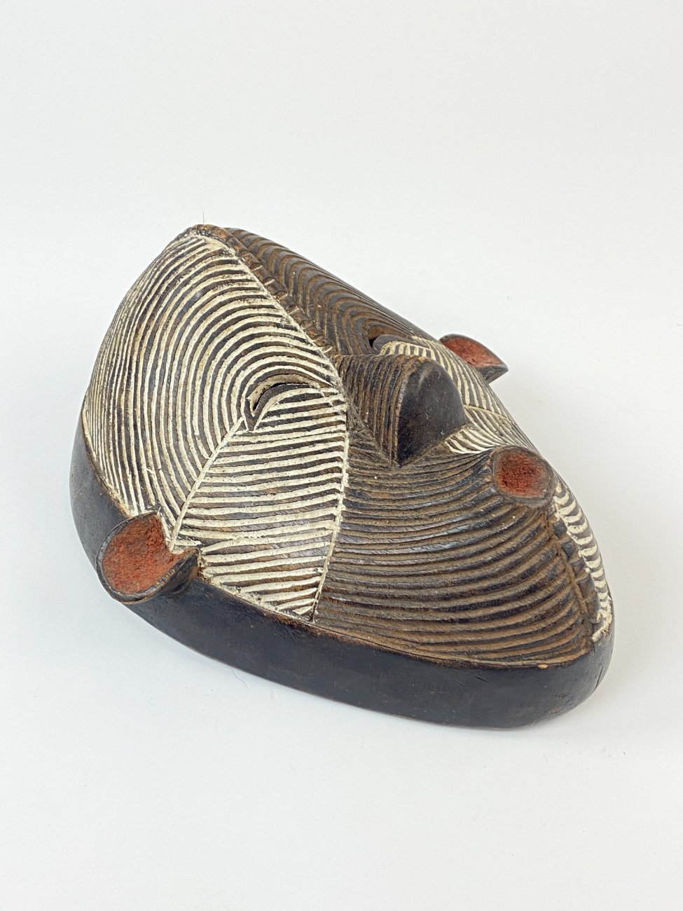 DP0015-kitokios-skulpturos-3 Pakabinama medinė afrikietiška Kongo Respublikos Kifwebe kaukė 12x24x29 cm