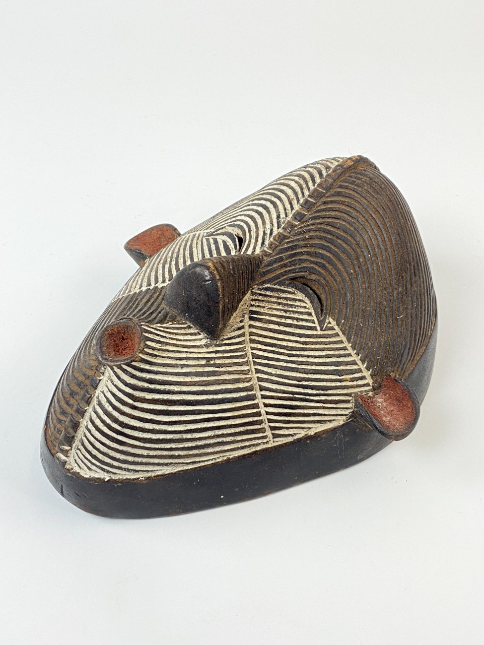 DP0015-kitokios-skulpturos-4 Pakabinama medinė afrikietiška Kongo Respublikos Kifwebe kaukė 12x24x29 cm