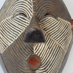 Pakabinama medinė afrikietiška Kongo Respublikos Kifwebe kaukė 12x24x29 cm