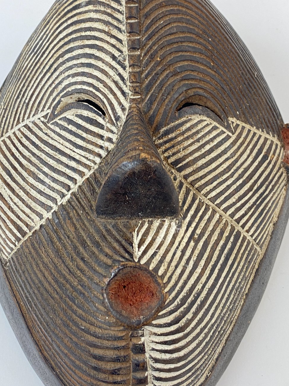 DP0015-kitokios-skulpturos-5 Pakabinama medinė afrikietiška Kongo Respublikos Kifwebe kaukė 12x24x29 cm