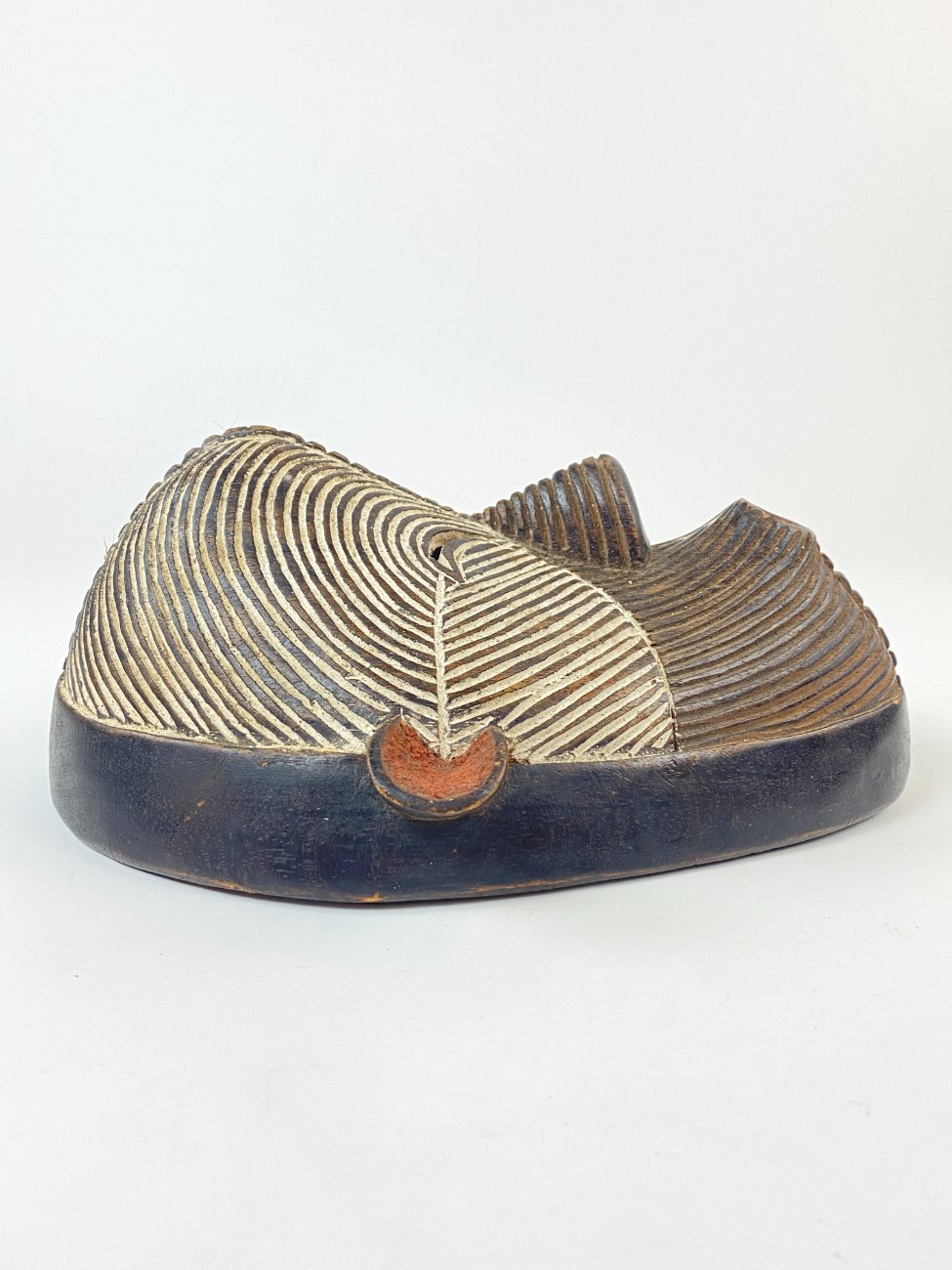 DP0015-kitokios-skulpturos-6 Pakabinama medinė afrikietiška Kongo Respublikos Kifwebe kaukė 12x24x29 cm