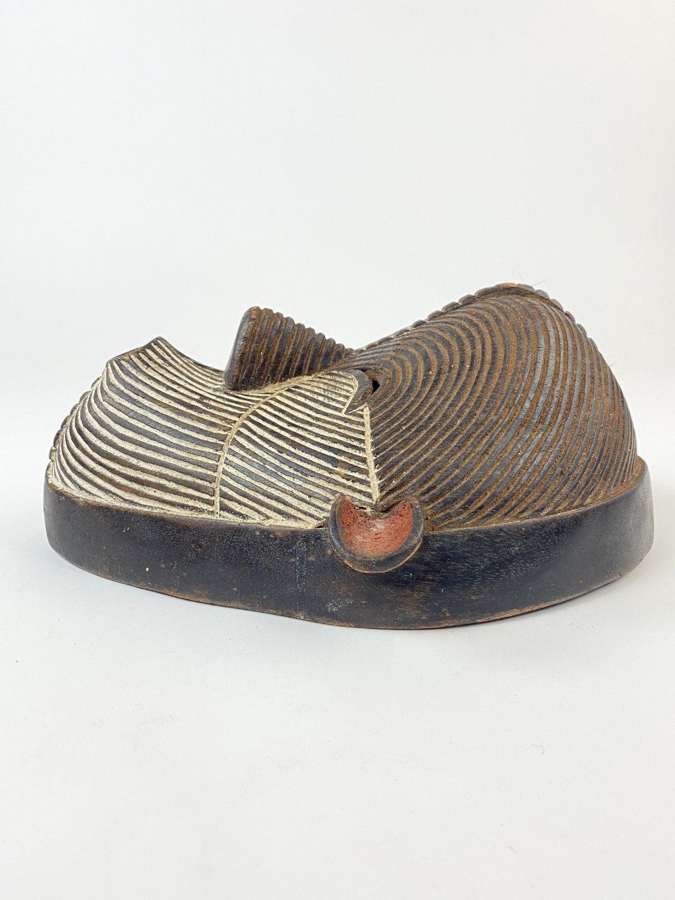 DP0015-kitokios-skulpturos-7 Pakabinama medinė afrikietiška Kongo Respublikos Kifwebe kaukė 12x24x29 cm