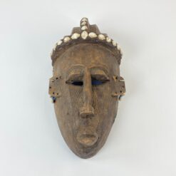 Pakabinama medinė afrikietiška kaukė, inkrustuota kriauklėmis 14,5x19x36 cm