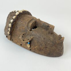 Pakabinama medinė afrikietiška kaukė, inkrustuota kriauklėmis 14,5x19x36 cm