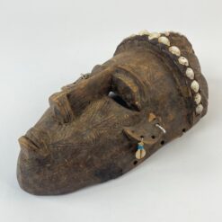Pakabinama medinė afrikietiška kaukė, inkrustuota kriauklėmis 14,5x19x36 cm