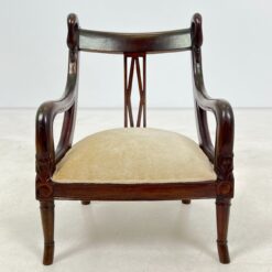 Vaikiškas raudonmedžio krėsliukas su gulbių figūromis 41x37x50 cm, 23 cm