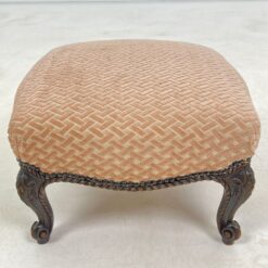 Ąžuolinis drožinėtas pufas – pakojis su gobelenu 46x46x30 cm