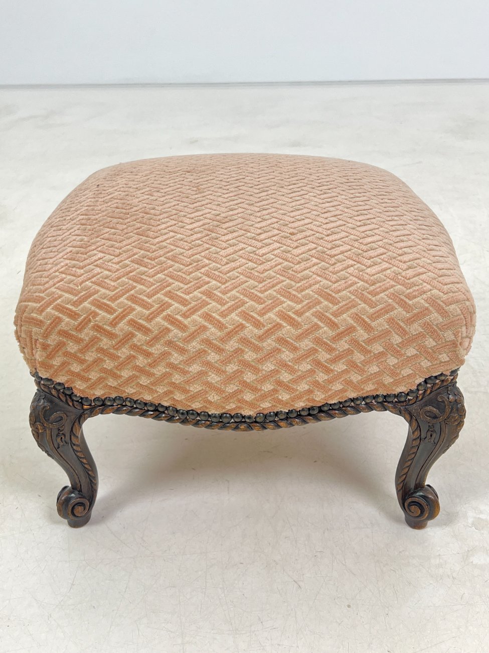 DP0026-pufai-1 Ąžuolinis drožinėtas pufas – pakojis su gobelenu 46x46x30 cm