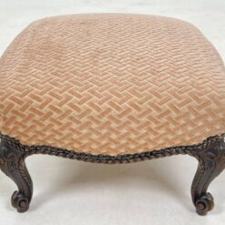 Ąžuolinis drožinėtas pufas – pakojis su gobelenu 46x46x30 cm