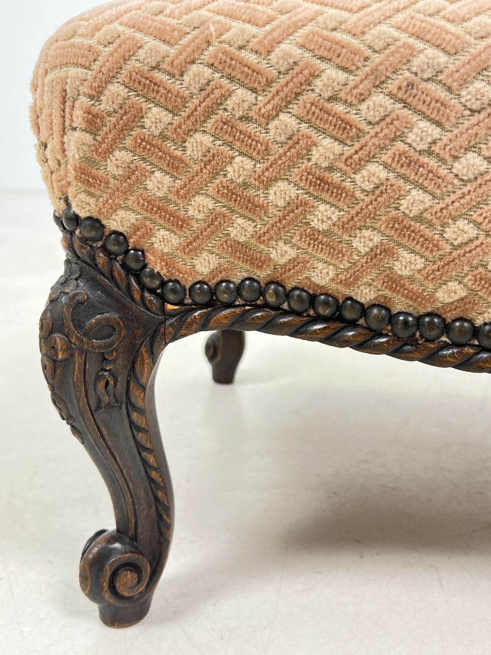 DP0026-pufai-3 Ąžuolinis drožinėtas pufas – pakojis su gobelenu 46x46x30 cm