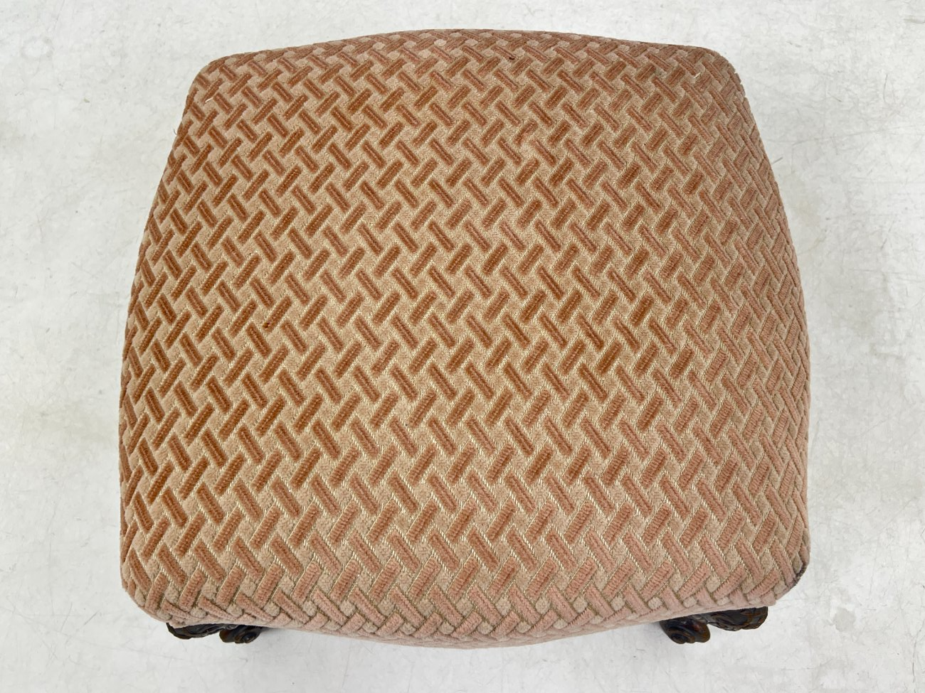 DP0026-pufai-4 Ąžuolinis drožinėtas pufas – pakojis su gobelenu 46x46x30 cm