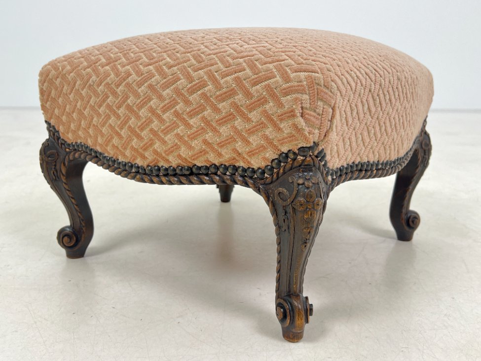 DP0026-pufai-5 Ąžuolinis drožinėtas pufas – pakojis su gobelenu 46x46x30 cm