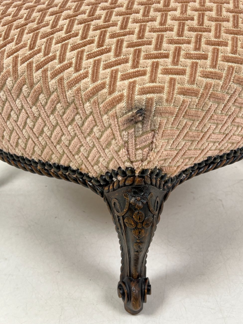 DP0026-pufai-6 Ąžuolinis drožinėtas pufas – pakojis su gobelenu 46x46x30 cm