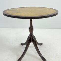 Ovalus raudonmedžio staliukas odiniu stalviršiumi 37x50x51 cm