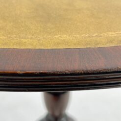 Ovalus raudonmedžio staliukas odiniu stalviršiumi 37x50x51 cm