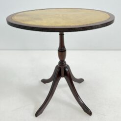 Ovalus raudonmedžio staliukas odiniu stalviršiumi 37x50x51 cm