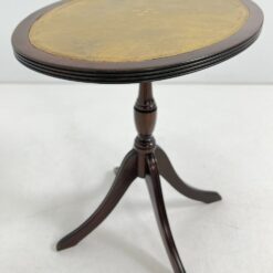 Ovalus raudonmedžio staliukas odiniu stalviršiumi 37x50x51 cm